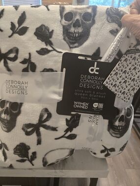 NWT!! Deborah Connolly Black & White Skull & Roses Plush Queen Blanket